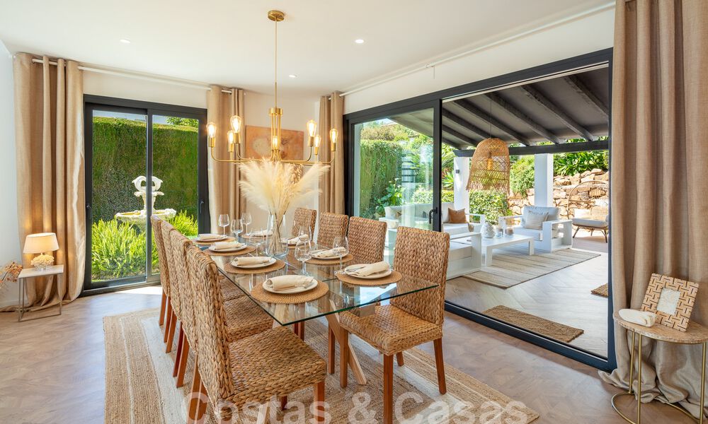 Lujosa villa en venta con un estilo arquitectónico tradicional situada en una urbanización cerrada de Nueva Andalucia, Marbella 53702