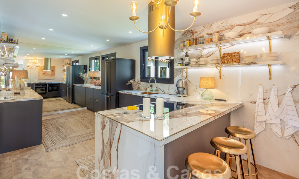 Lujosa villa en venta con un estilo arquitectónico tradicional situada en una urbanización cerrada de Nueva Andalucia, Marbella 53703