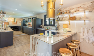 Lujosa villa en venta con un estilo arquitectónico tradicional situada en una urbanización cerrada de Nueva Andalucia, Marbella 53703 