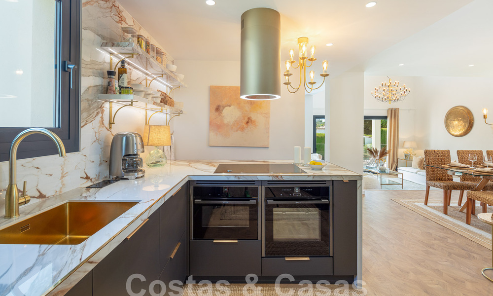 Lujosa villa en venta con un estilo arquitectónico tradicional situada en una urbanización cerrada de Nueva Andalucia, Marbella 53704