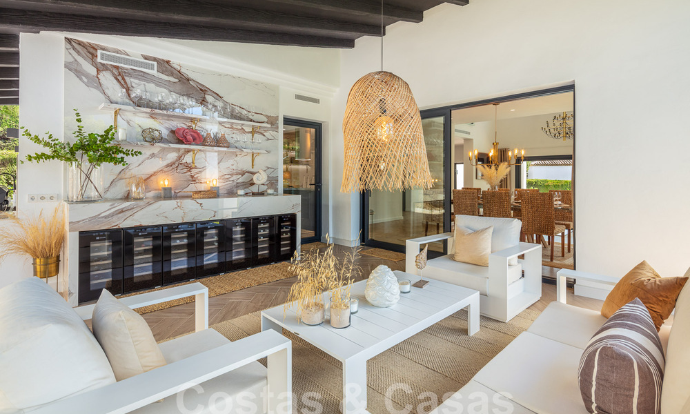 Lujosa villa en venta con un estilo arquitectónico tradicional situada en una urbanización cerrada de Nueva Andalucia, Marbella 53705