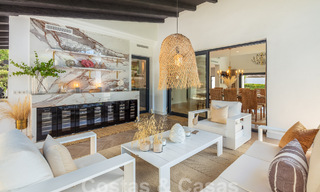Lujosa villa en venta con un estilo arquitectónico tradicional situada en una urbanización cerrada de Nueva Andalucia, Marbella 53705 