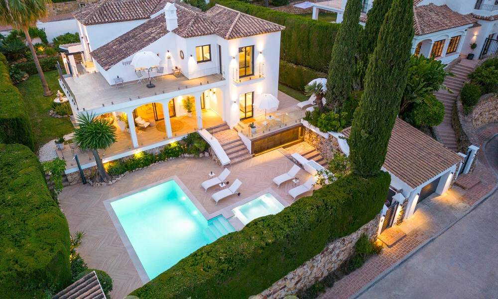 Lujosa villa en venta con un estilo arquitectónico tradicional situada en una urbanización cerrada de Nueva Andalucia, Marbella 53706