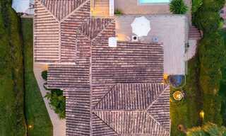 Lujosa villa en venta con un estilo arquitectónico tradicional situada en una urbanización cerrada de Nueva Andalucia, Marbella 53707 