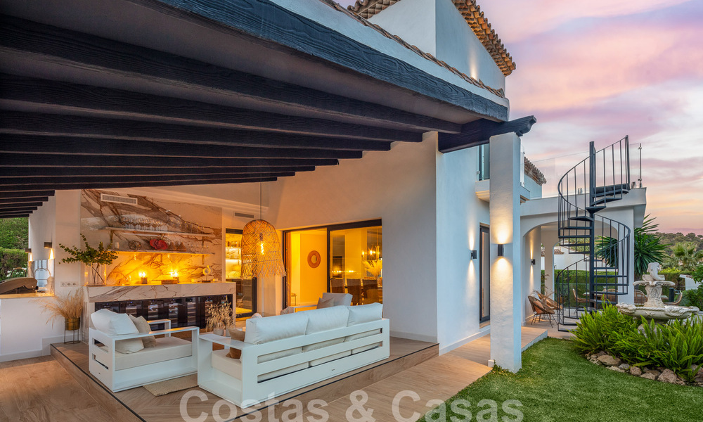 Lujosa villa en venta con un estilo arquitectónico tradicional situada en una urbanización cerrada de Nueva Andalucia, Marbella 53709