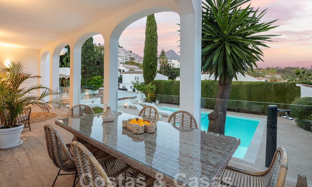Lujosa villa en venta con un estilo arquitectónico tradicional situada en una urbanización cerrada de Nueva Andalucia, Marbella 53711