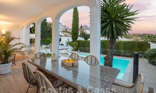 Lujosa villa en venta con un estilo arquitectónico tradicional situada en una urbanización cerrada de Nueva Andalucia, Marbella 53711 