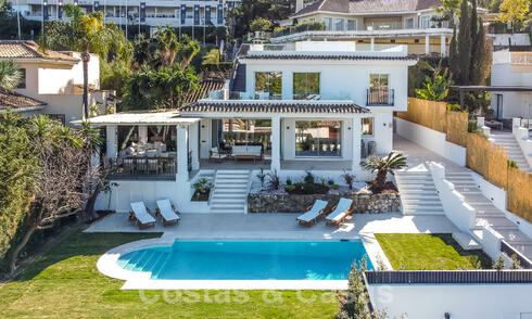 Villa independiente de lujo en venta con piscina privada rodeada de campos de golf en el valle de Nueva Andalucia, Marbella 53799