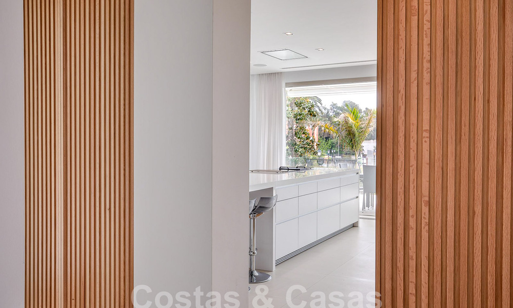 Moderna villa de lujo en venta, lista para entrar a vivir, a poca distancia de la playa cerca en una zona privilegiada de Guadalmina Baja, Marbella - Estepona 53849