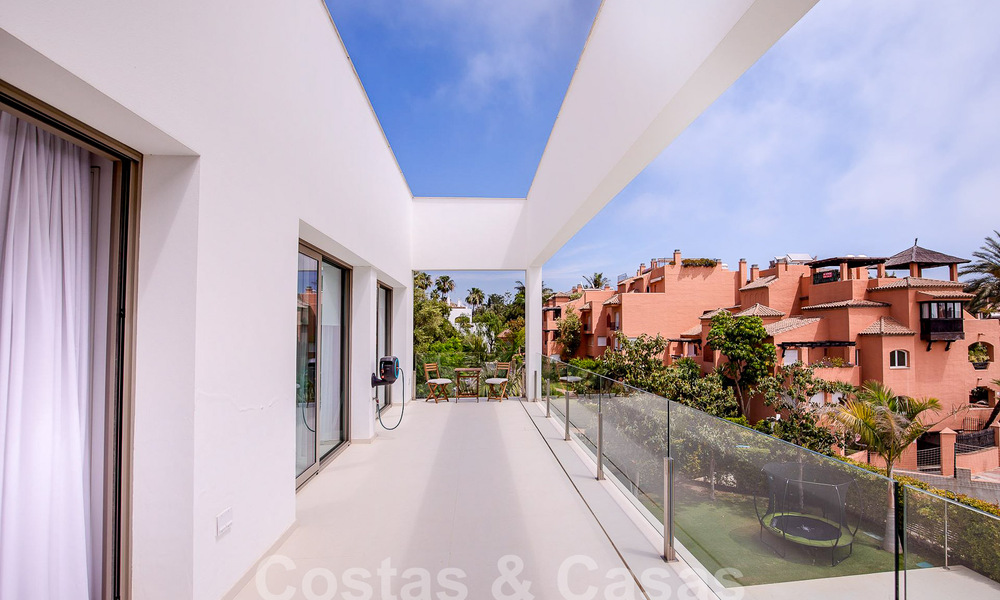 Moderna villa de lujo en venta, lista para entrar a vivir, a poca distancia de la playa cerca en una zona privilegiada de Guadalmina Baja, Marbella - Estepona 53851