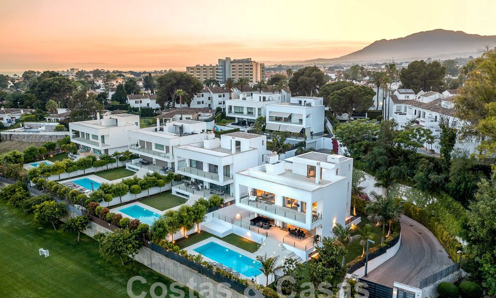 Moderna villa de lujo en venta, lista para entrar a vivir, a poca distancia de la playa cerca en una zona privilegiada de Guadalmina Baja, Marbella - Estepona 53855