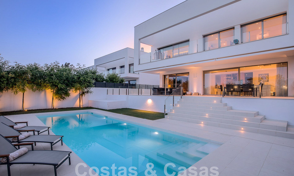 Moderna villa de lujo en venta, lista para entrar a vivir, a poca distancia de la playa cerca en una zona privilegiada de Guadalmina Baja, Marbella - Estepona 53856