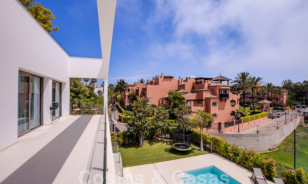 Moderna villa de lujo en venta, lista para entrar a vivir, a poca distancia de la playa cerca en una zona privilegiada de Guadalmina Baja, Marbella - Estepona 53868