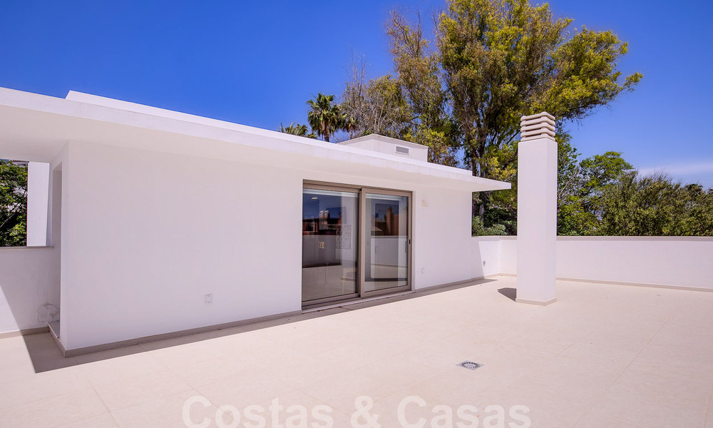 Moderna villa de lujo en venta, lista para entrar a vivir, a poca distancia de la playa cerca en una zona privilegiada de Guadalmina Baja, Marbella - Estepona 53871