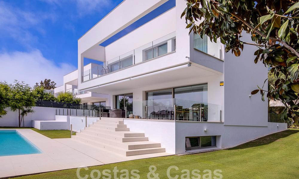 Moderna villa de lujo en venta, lista para entrar a vivir, a poca distancia de la playa cerca en una zona privilegiada de Guadalmina Baja, Marbella - Estepona 53876