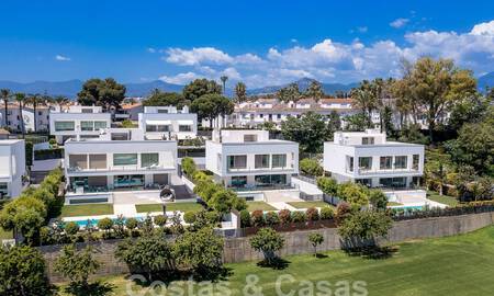 Moderna villa de lujo en venta, lista para entrar a vivir, a poca distancia de la playa cerca en una zona privilegiada de Guadalmina Baja, Marbella - Estepona 53878