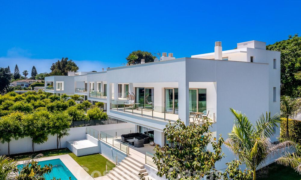 Moderna villa de lujo en venta, lista para entrar a vivir, a poca distancia de la playa cerca en una zona privilegiada de Guadalmina Baja, Marbella - Estepona 53880