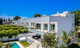 Moderna villa de lujo en venta, lista para entrar a vivir, a poca distancia de la playa cerca en una zona privilegiada de Guadalmina Baja, Marbella - Estepona 53880 