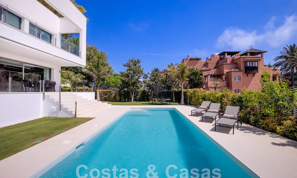 Moderna villa de lujo en venta, lista para entrar a vivir, a poca distancia de la playa cerca en una zona privilegiada de Guadalmina Baja, Marbella - Estepona 53882