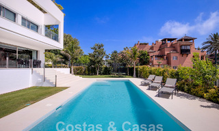 Moderna villa de lujo en venta, lista para entrar a vivir, a poca distancia de la playa cerca en una zona privilegiada de Guadalmina Baja, Marbella - Estepona 53882 