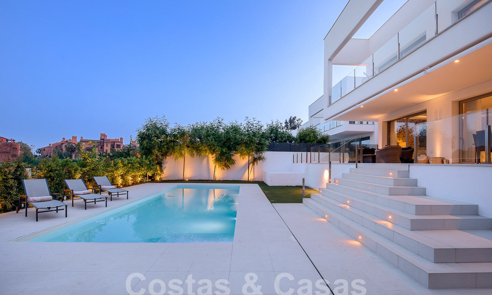 Moderna villa de lujo en venta, lista para entrar a vivir, a poca distancia de la playa cerca en una zona privilegiada de Guadalmina Baja, Marbella - Estepona 53883