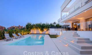 Moderna villa de lujo en venta, lista para entrar a vivir, a poca distancia de la playa cerca en una zona privilegiada de Guadalmina Baja, Marbella - Estepona 53883 