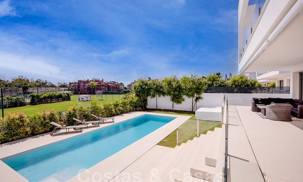 Moderna villa de lujo en venta, lista para entrar a vivir, a poca distancia de la playa cerca en una zona privilegiada de Guadalmina Baja, Marbella - Estepona 53884