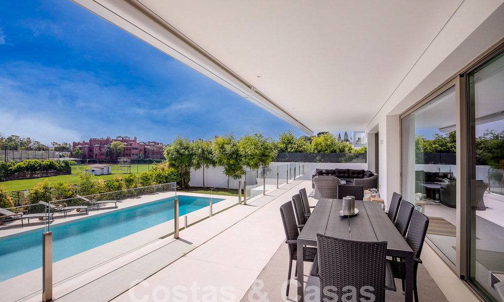 Moderna villa de lujo en venta, lista para entrar a vivir, a poca distancia de la playa cerca en una zona privilegiada de Guadalmina Baja, Marbella - Estepona 53885