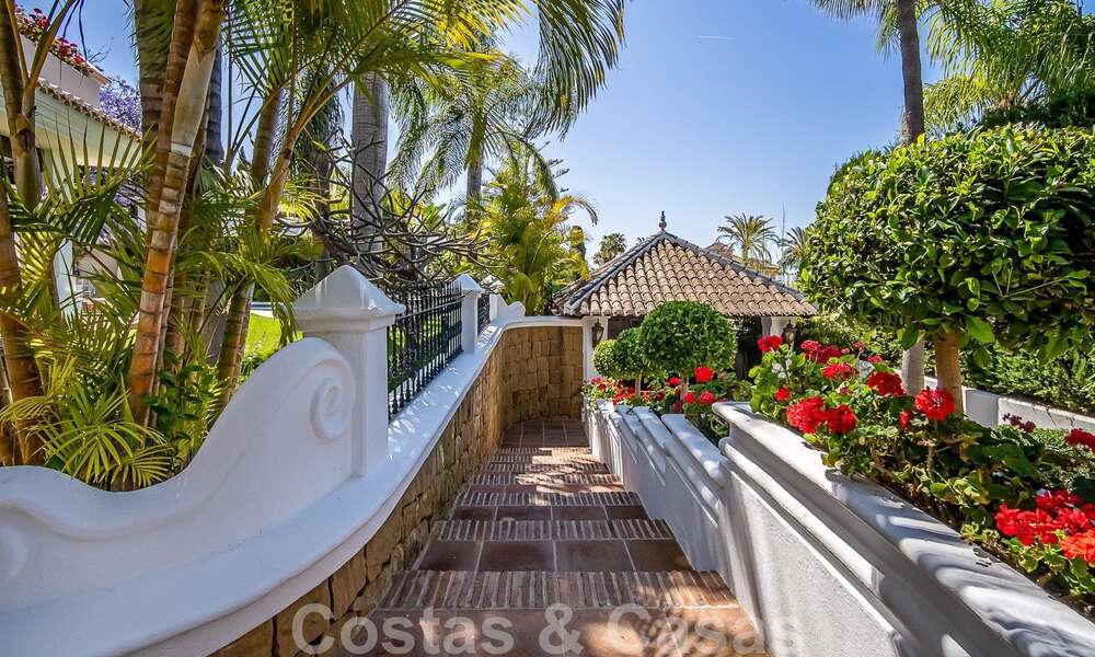 Elegante villa andaluza de lujo en venta a un paso de la playa en la codiciada urbanización Bahía de Marbella 51877
