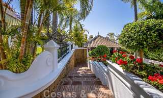 Elegante villa andaluza de lujo en venta a un paso de la playa en la codiciada urbanización Bahía de Marbella 51877 