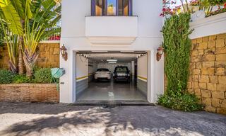 Elegante villa andaluza de lujo en venta a un paso de la playa en la codiciada urbanización Bahía de Marbella 51878 