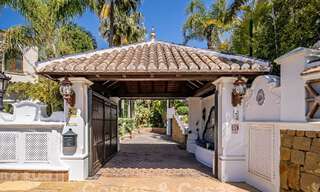 Elegante villa andaluza de lujo en venta a un paso de la playa en la codiciada urbanización Bahía de Marbella 51879 