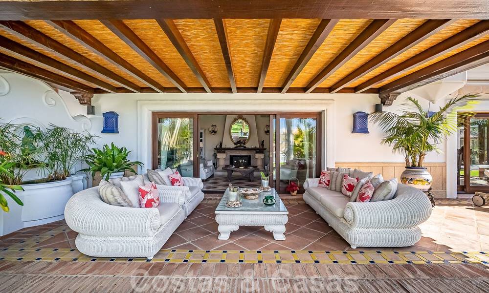 Elegante villa andaluza de lujo en venta a un paso de la playa en la codiciada urbanización Bahía de Marbella 51880