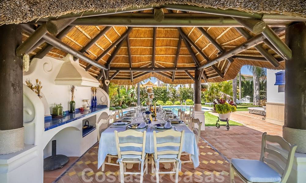 Elegante villa andaluza de lujo en venta a un paso de la playa en la codiciada urbanización Bahía de Marbella 51881