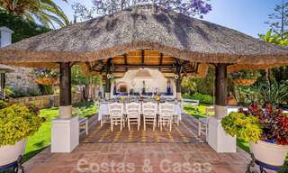 Elegante villa andaluza de lujo en venta a un paso de la playa en la codiciada urbanización Bahía de Marbella 51882 