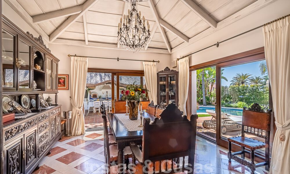 Elegante villa andaluza de lujo en venta a un paso de la playa en la codiciada urbanización Bahía de Marbella 51883