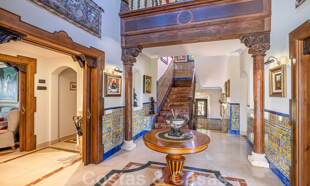 Elegante villa andaluza de lujo en venta a un paso de la playa en la codiciada urbanización Bahía de Marbella 51884