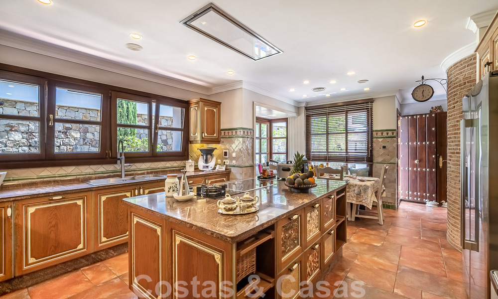 Elegante villa andaluza de lujo en venta a un paso de la playa en la codiciada urbanización Bahía de Marbella 51885