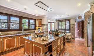 Elegante villa andaluza de lujo en venta a un paso de la playa en la codiciada urbanización Bahía de Marbella 51885 