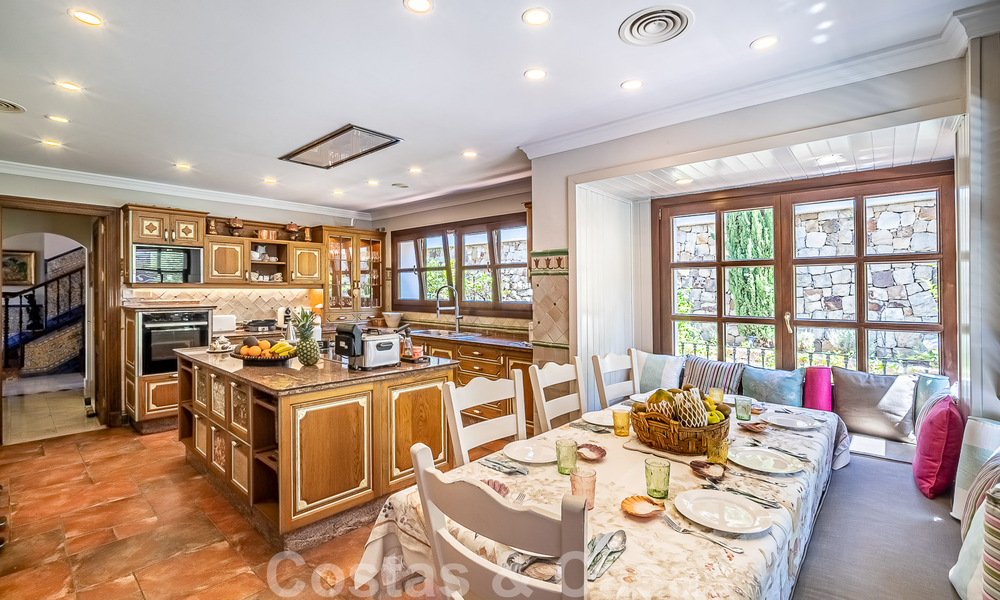 Elegante villa andaluza de lujo en venta a un paso de la playa en la codiciada urbanización Bahía de Marbella 51886