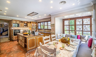 Elegante villa andaluza de lujo en venta a un paso de la playa en la codiciada urbanización Bahía de Marbella 51886 