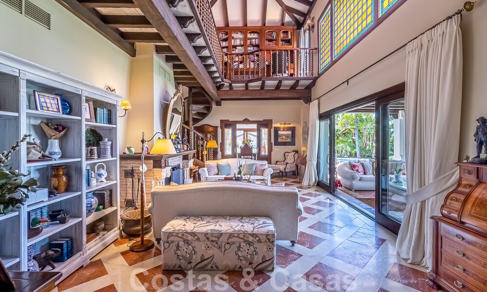 Elegante villa andaluza de lujo en venta a un paso de la playa en la codiciada urbanización Bahía de Marbella 51887