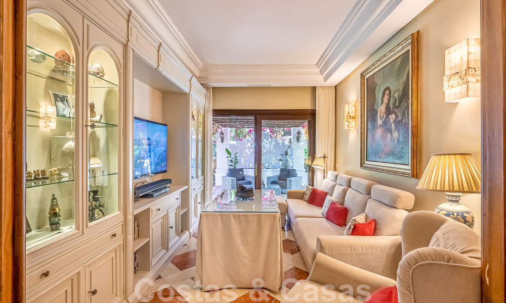 Elegante villa andaluza de lujo en venta a un paso de la playa en la codiciada urbanización Bahía de Marbella 51889