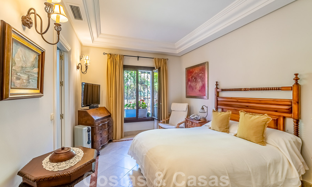 Elegante villa andaluza de lujo en venta a un paso de la playa en la codiciada urbanización Bahía de Marbella 51890