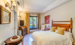 Elegante villa andaluza de lujo en venta a un paso de la playa en la codiciada urbanización Bahía de Marbella 51890 