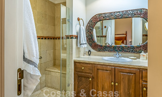 Elegante villa andaluza de lujo en venta a un paso de la playa en la codiciada urbanización Bahía de Marbella 51891 