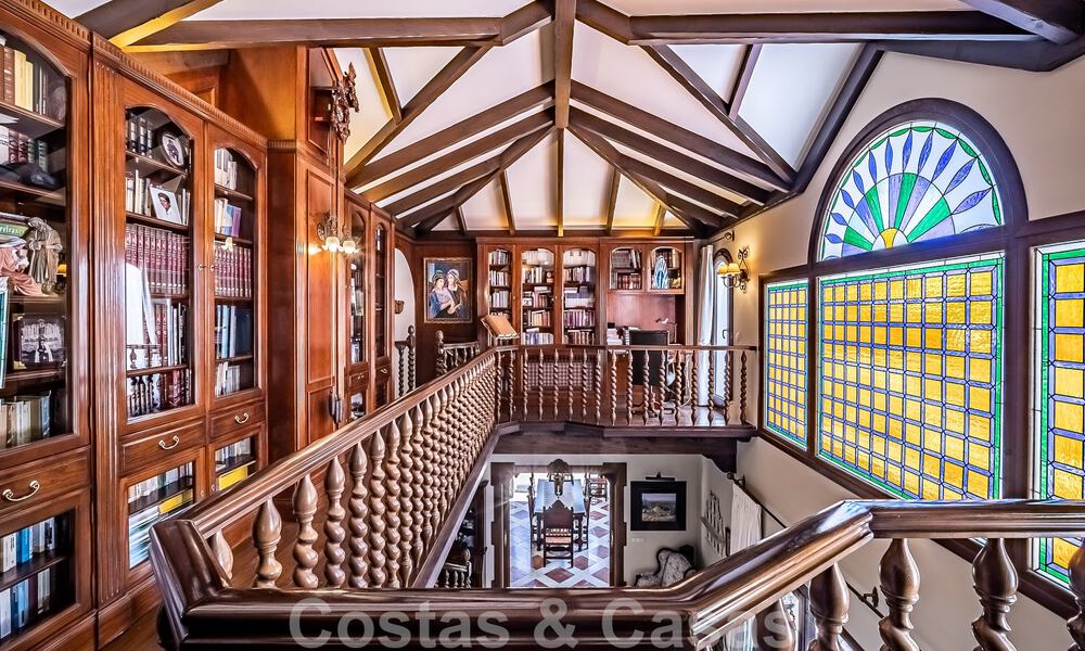 Elegante villa andaluza de lujo en venta a un paso de la playa en la codiciada urbanización Bahía de Marbella 51892