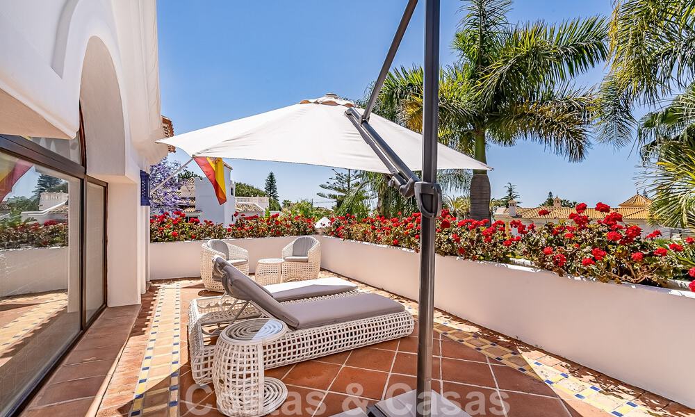 Elegante villa andaluza de lujo en venta a un paso de la playa en la codiciada urbanización Bahía de Marbella 51893