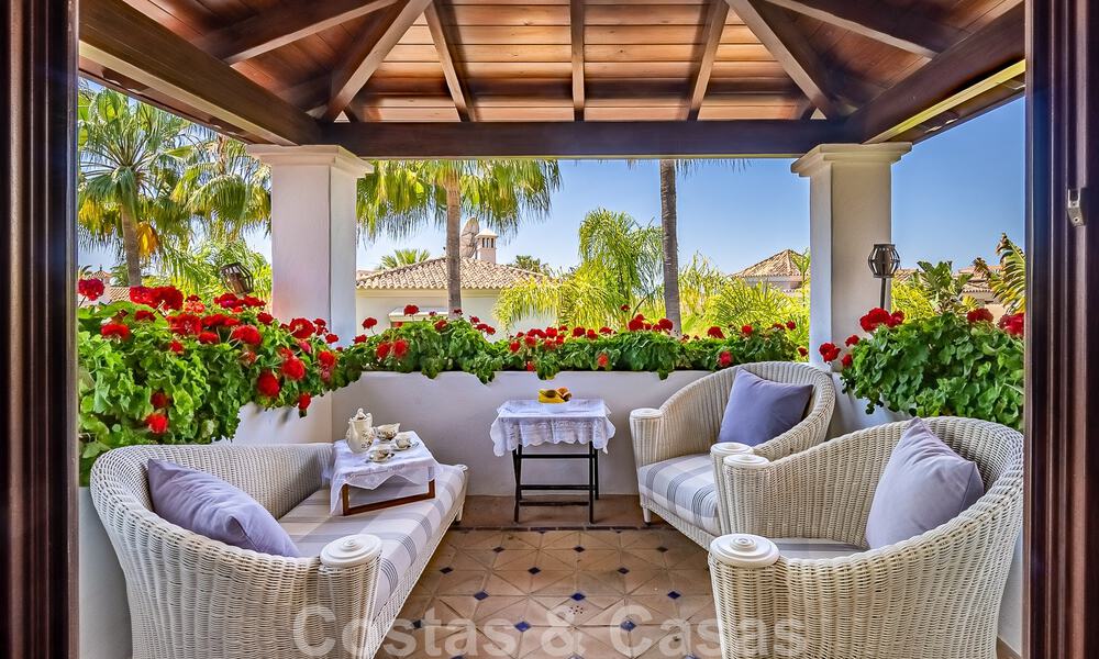 Elegante villa andaluza de lujo en venta a un paso de la playa en la codiciada urbanización Bahía de Marbella 51895