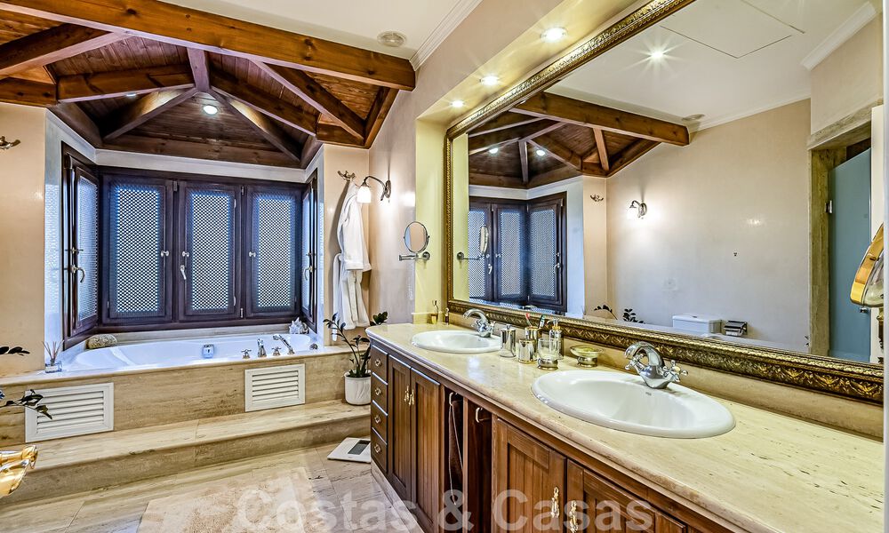 Elegante villa andaluza de lujo en venta a un paso de la playa en la codiciada urbanización Bahía de Marbella 51896